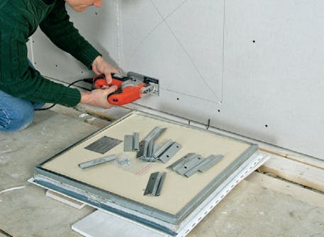 Käyttöullakko: Aukon sahaaminen tarkastusluukulle Käyttöullakko: Piirrä 50 x 50 cm:n aukko väliseinään tarkastusluukun kohdalle